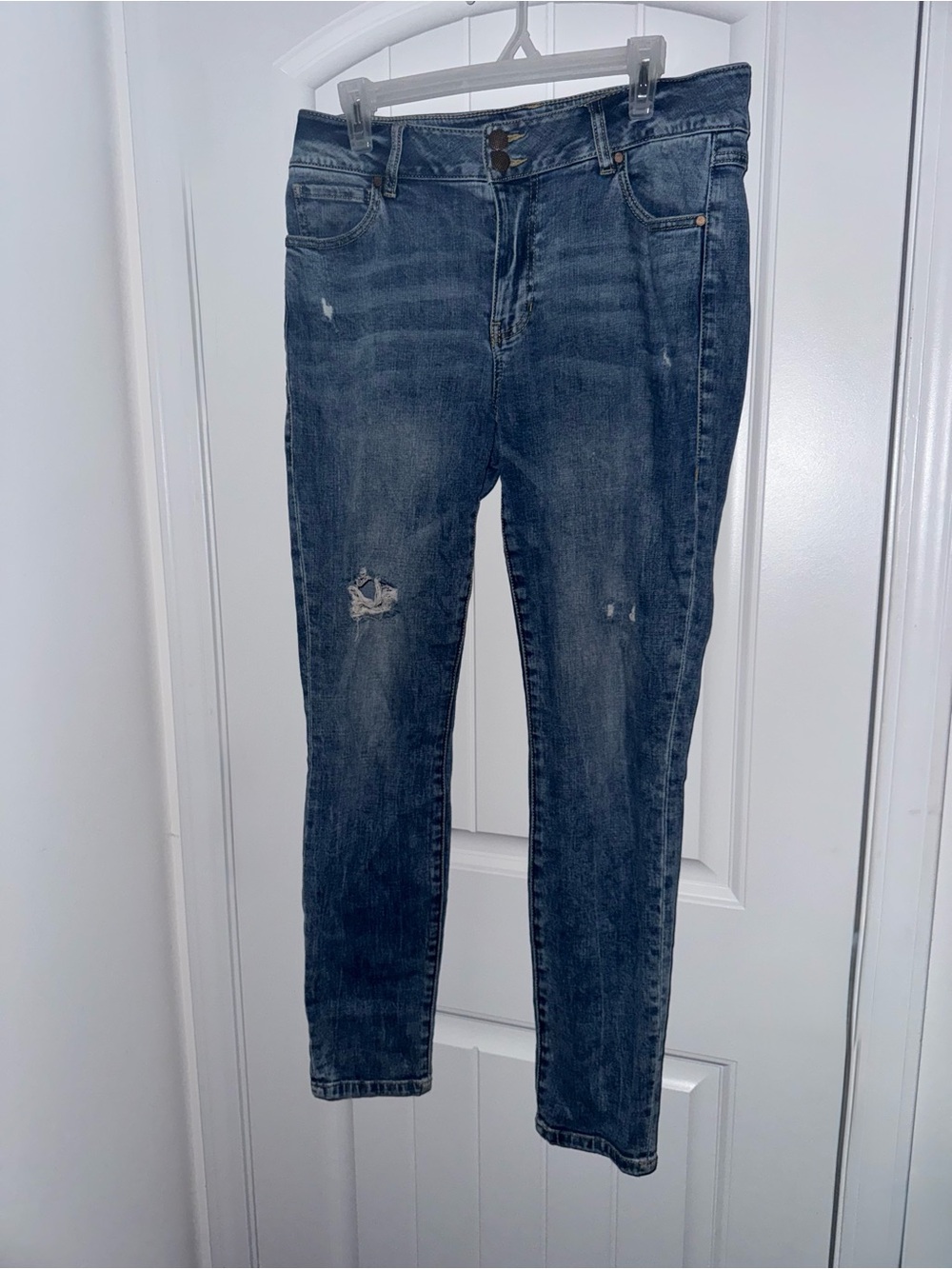 Cabi Jeans Style 4153 Size 12 Distressed Skinny Stretch Denim